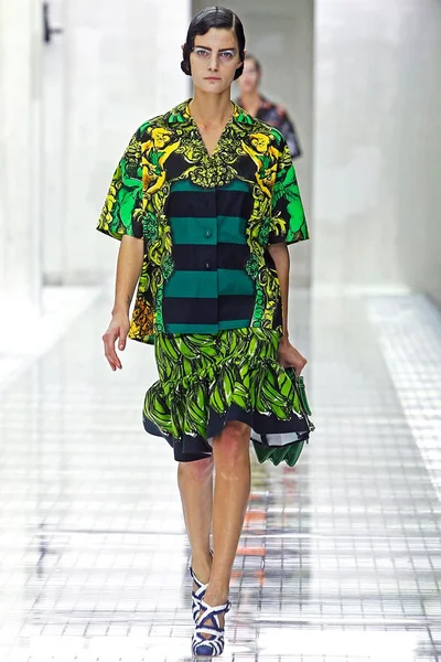 Look 16